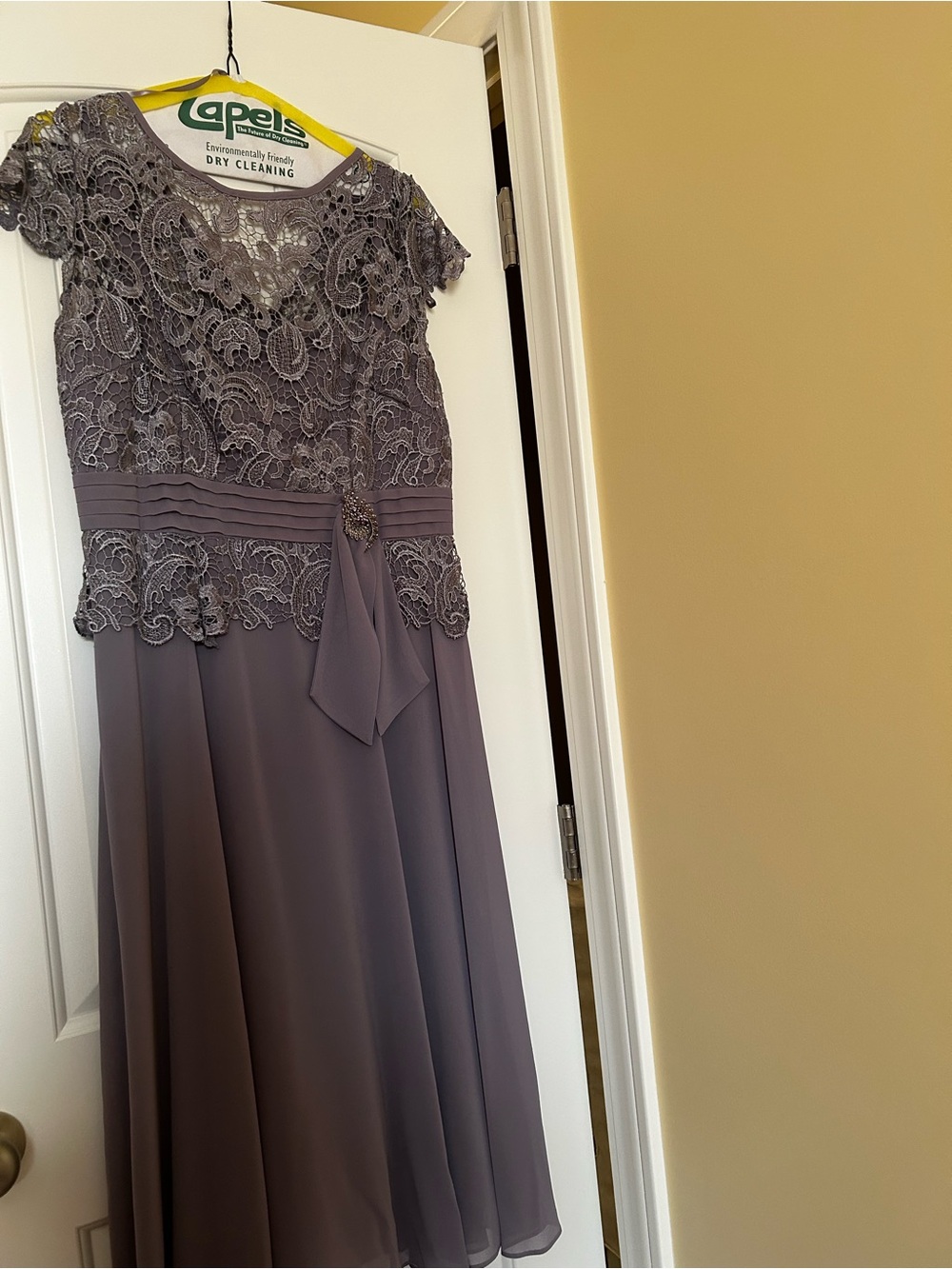 Elegant Lace Bodice Midi Dress in Grey